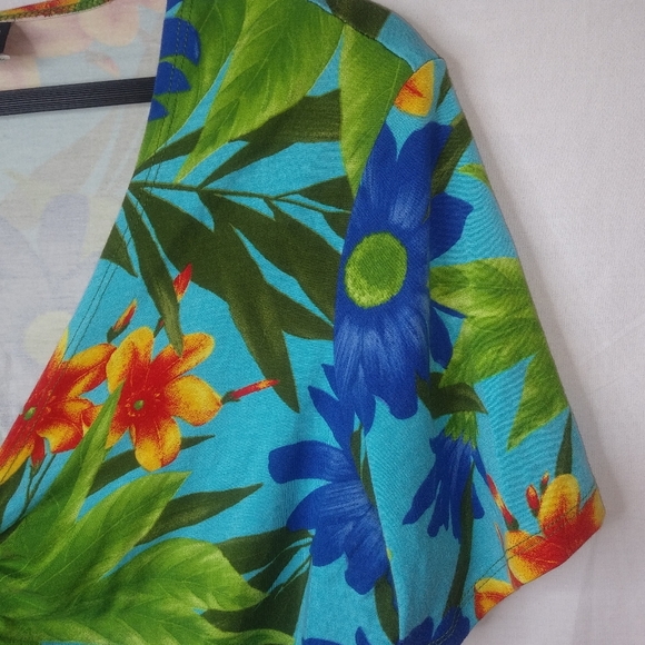 Caribou NY L Aloha Blue Green Stretch Crop Top - Picture 7 of 7